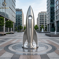 Sculpture de fusée spatiale moderne en acier inoxydable poli miroir, grande taille, pour l'extérieur, idéale pour les places urbaines et les monuments.