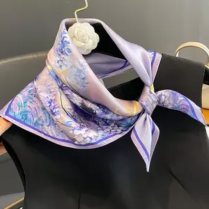 批发2023新设计女性时尚风格21英寸小方领围巾夏季圆点图案100% 真丝方领围巾