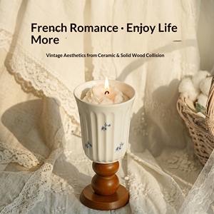 Bougie parfumée en céramique florale française avec support en bois, motif floral, corps en cire, décoration d'intérieur, cadeau d'anniversaire - Product Image 2