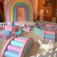 Aire de jeux douce intérieure confortable de haute qualité avec des jouets de jeu doux colorés équipement d'escalade doux pour le centre pour enfants