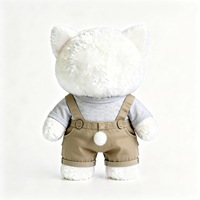 Niedliche Plüsch-Katze im Karo-Latzhose-Set: Superweiche, Flauschige Stoffkatze mit Khaki-Karo-Latzhose, Entzückendes Katzen-Plüschtier