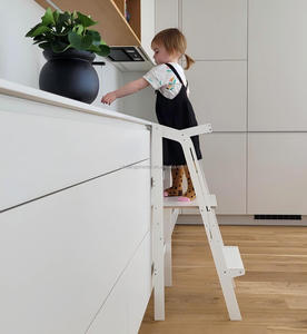 Tabouret de cuisine pliable de sécurité pour enfants, tour d'apprentissage contemporaine en bois réglable pour bébés - Product Image 4