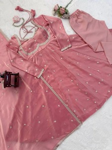 Traje Anarkali Rosa Bordado de Diseño Único para Mujer con Dupatta para Bodas, Festivales y Fiestas, Disponible a Precio de Mayoreo - Product Image 6