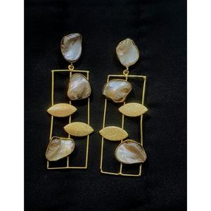 Pendientes de boda con perlas iridiscentes y hojas de oro de Jewel by Sana - Pendientes colgantes geométricos, colgantes abstractos orgánicos - Product Image 3