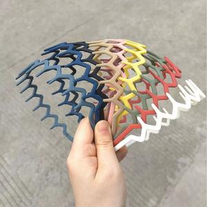 Vente en gros de bandeaux en zigzag pour femmes bandeau en peigne confortable avec dents en plastique recyclé bandeau pour cheveux ondulés - Product Image 3