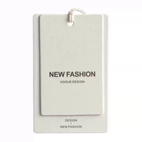Étiquettes suspendues personnalisées en papier couché/kraft épaissi pour vêtements, étiquettes recyclables avec cordon, étiquettes pour jeans, couleur et taille personnalisées
