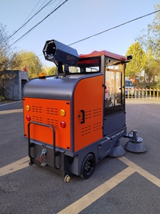Nettoyeur de sols et de rues industriel G1900 Ride-On, nouvelle génération, haute efficacité, avec système d'aspiration et pistolet à eau haute pression. - Product Image 4