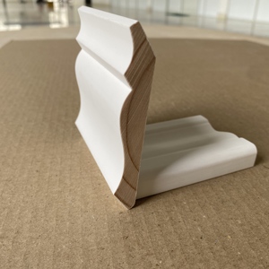 Moulures de plinthe en bois blanc apprêté, design moderne, best-seller - Product Image 1