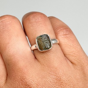Anillo de moldavita Anillo de piedra de moldavita cruda Anillo hecho a mano de piedras preciosas naturales de República Checa Regalos de plata esterlina 925 para ella - Product Image 1