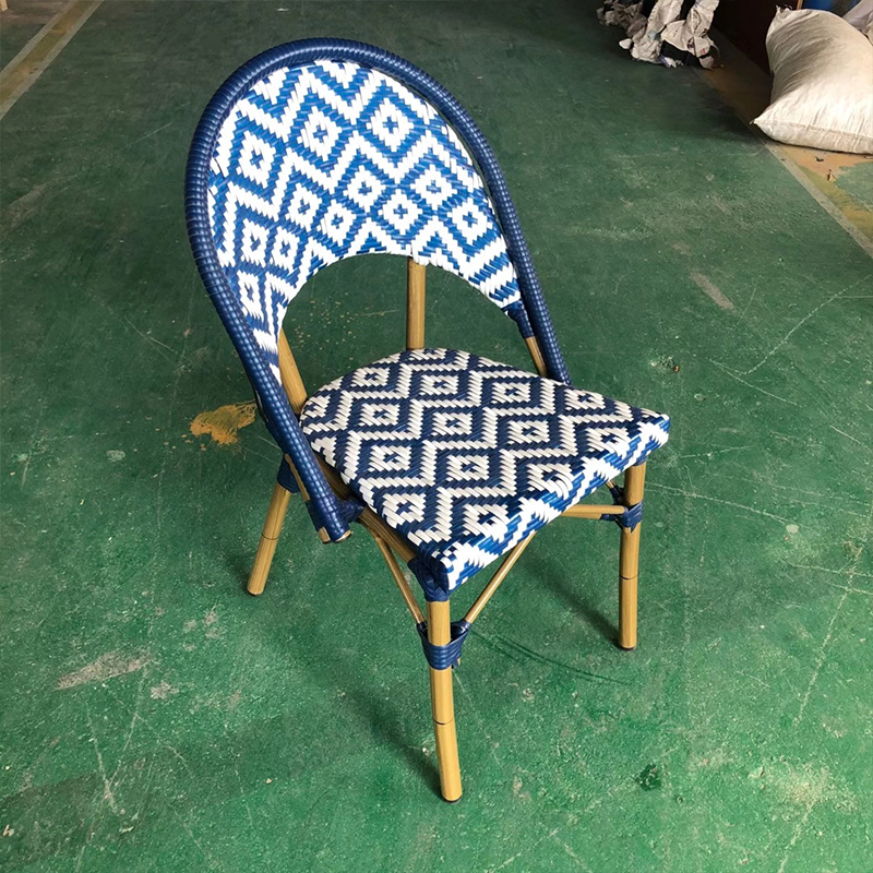 Chaises de bistro parisien, bleu et blanc