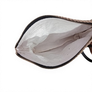 Pochette portefeuille femme artisanale en laine tissée à la main, vintage, avec fermeture éclair unique, forme coquille, facile à transporter, écologique, pour la taille - Product Image 5