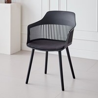 Chaise de patio monobloc colorée en PP populaire pour balcon chaise de salle à manger en plastique empilable pour l'extérieur