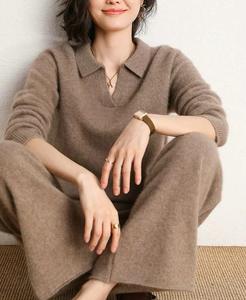 أطقم كنزات بولو نسائية فاخرة من صوف الكشمير الإيطالي بتصنيع ODM/OEM، طقم من قطعتين للنساء مكون من كنزة محبوكة من الكشمير وبنطلون - Product Image 2