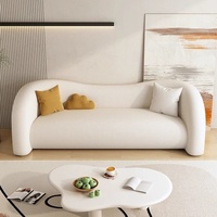 Canapé trois places élégant et courbé, style crème, avec structure en bois massif, revêtement anti-griffures pour chat, éponge moderne, dossier camelback, personnalisable pour salon