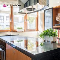 Fenêtre en bois recouvert d'aluminium avec verre certifié NFRC, décorative, découpée et gravée, avec stores à lamelles intégrés pour villa