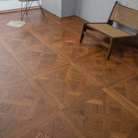 Plancher multicouche en bois massif de chêne fumé brossé Résistant à l'humidité Maison Vintage Artistique Versailles Parquet Plancher en bois composite