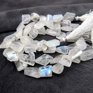 Piedra lunar blanca natural con destellos azules, forma de pepita, cuentas pulidas de 10-15 mm, hilo de 8 pulgadas de largo - Product Image 1