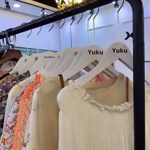 W98 סיטונאי עץ באיכות העליון סיטונאי wanger אישית לוגו הוק ארוך זהב קולבים לבן עבור חנות בגדים - Product Image 6