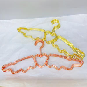 W106 מתלי מתכת ברמה גבוהה עם כנפי מלאך ועיצוב לב בנות מבריק ורד מבריק - Product Image 1