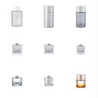 Flacon de parfum en verre sérigraphié de 130 ml avec bouchon à vis perforé, diffuseur à bâtonnets, design artisanal pour une diffusion optimale