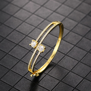 Bracciale Diamantato Dorato Placcato Oro 22k Taglio Brillante Rotondo Classico da Donna per Uso Quotidiano - Product Image 1