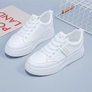 Chaussures blanches pour femmes 2025 Nouvelles chaussures de voyage à semelle souple en PU artificiel respirantes antidérapantes à lacets avant, baskets de sport - Product Image 3