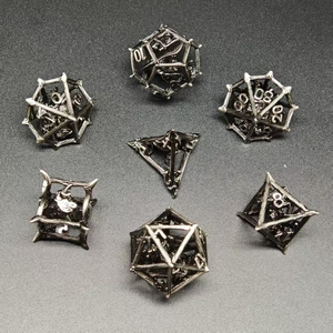Ensemble de dés polyédriques carrés creux en métal personnalisés de 16 mm avec design <span class=keywords><strong>squelette</strong></span> sur mesure pour le jeu de table Dungeons and Dragons - Product Image 5
