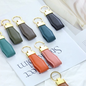 Porte-clés en cuir artisanal personnalisé de haute qualité, porte-clés de voiture en cuir et métal de luxe pour petit cadeau - Product Image 4