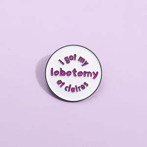 Broche polyvalente de style niche avec des phrases amusantes en lettres de l'alphabet anglais, 'I Got My Lobotomy at Claires', accessoires vestimentaires géométriques - Product Image 2