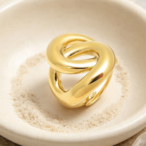 Bague large classique chic de style européen, torsadée irrégulièrement, avec nœud géométrique, en acier inoxydable plaqué or 18 carats pour femme - Product Image 1