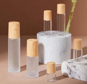 ขวดโรลออนน้ำหอมแบบใสสีอำพัน ขนาด 10 มล. เป็นมิตรกับสิ่งแวดล้อม ผลิตจากแก้ว ฝาไม้ไผ่ พร้อมลูกกลิ้ง - Product Image 1