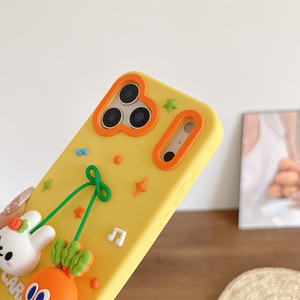 Custodia Protettiva in Silicone per iPhone 17 16 15 14 13 con Ciondolo Coniglio Carota Carino - Product Image 6