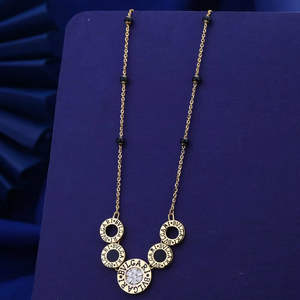 Elegante collar con colgante redondo de oro Floral con cadena, joyería atemporal para mujeres y niñas - Product Image 1