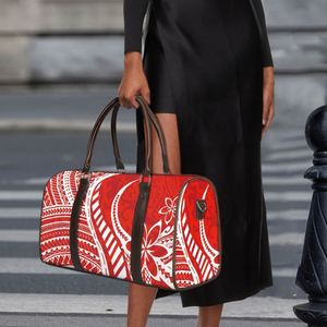 Sac de sport de voyage polynésien tribal à motifs floraux rouges, sac de voyage personnalisé avec logo, sac de voyage imperméable pour femmes - Product Image 3