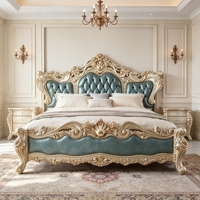 Maßgefertigtes Barock-Stil Doppelbett mit Schwerem Relief, Blattgold, Smaragdgrünem Polster und Geschnitztem Fußteil für Hotelsuiten
