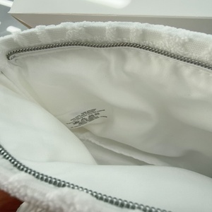 Sac de maquillage en tissu éponge léger, doux au toucher et à excellente absorption d'eau - Product Image 5