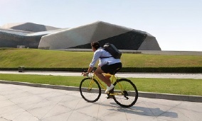 Sac à dos de voyage sportif multifonctionnel durable, résistant à l'eau, alimenté par l'énergie solaire - Product Image 4