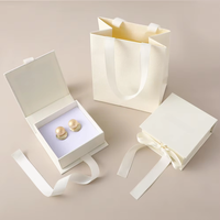 Boîte à bijoux en carton de luxe, forme livre, écologique, recyclable, avec logo personnalisé, 9*9*3cm, beige, fermeture magnétique, doublure en éponge, gaufrage