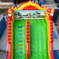Château gonflable à double toboggan Mickey Mouse, mur d'escalade, respectueux de l'environnement, capacité de 500 kg, matériau PVC, taille personnalisable