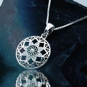Colgante de Medallón Floral de Filigrana de Oro Sólido 9K/14K/18K Artesanal con Diseño Intrincado de Rejilla para Joyería de Lujo Diaria - Product Image 3