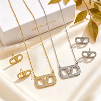 Nouveauté, bijoux de luxe en acier inoxydable entièrement sertis de diamants, marques de créateurs célèbres, collier et boucles d'oreilles en forme de lettre V pour femmes