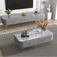 Table basse moderne en pierre frittée avec base grise cannelée et pieds en métal doré