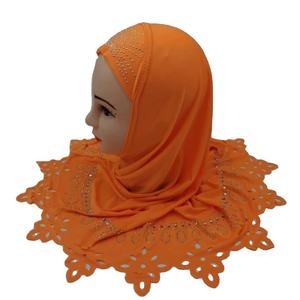 Hijab instantané en soie de glace avec broderie de diamants doux pour les enfants musulmans islamiques Hijab instantané personnalisé - Product Image 4