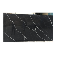 Dalles de quartz de luxe personnalisées, noires avec veinures blanches, pour les comptoirs d'îlot de cuisine