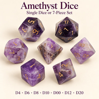 Dés à jouer en améthyste D4 avec chiffres dorés et motifs de pierres violettes sur faces triangulaires polies pour les sessions de jeu de rôle sur table