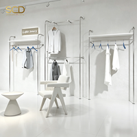 Portant à vêtements moderne en acier inoxydable autoportant avec étagères et double tringle pour boutique de vêtements et showroom