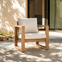 Ensemble de conversation J&M Outdoor imitation bois, canapé 4 places et fauteuils pour terrasse de piscine, villa, complexe hôtelier, balcon