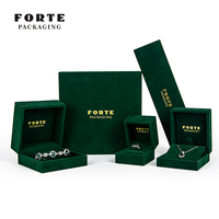 Dunkelgrüne Samt-Schmuckbox mit Quadratischem Design und Individuellem Logo für Armbänder, Halsketten, Ringe, Ohrringe und Anhänger - Nach Kundenwunsch