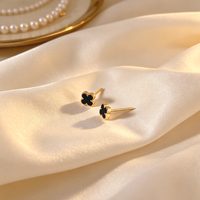 Mini Boucles d'Oreilles Clous Trèfle à Quatre Feuilles Anti-allergiques Plaqué Or 18K Bijoux Coquillage Tendance pour Femme Nouveautés Idées Commerciales 2026