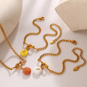 Pulsera de moda con nudo y dije de letra, chapada en oro de 18 quilates, de acero inoxidable para mujer - Product Image 3